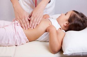 Wzdęty brzuch u dziecka – przyczyny i postępowanie