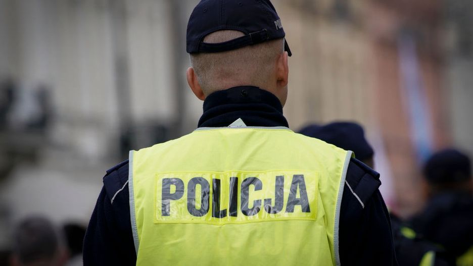 Policjanci przestrzegają ponadto, że nawet powoli toczące się auto może być dla człowieka śmiertelnie niebezpieczne