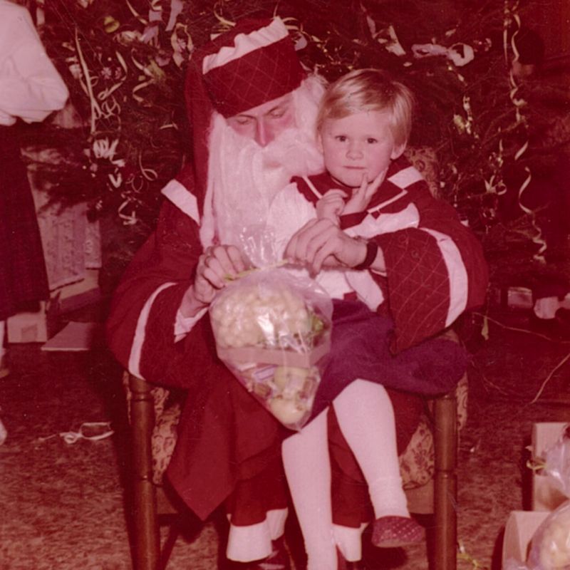 "Stroje dzieciakom szyli rodzice, czasem była to tylko zwykła korona z papieru, pięknie pomalowana z przymocowanymi kwiatkami z bibuły, ale liczyło się, że pracowało się nad nią wspólnie"