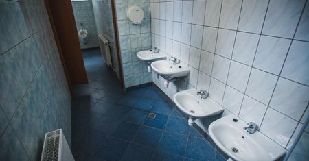 Kontrowersyjny regulamin szkolnej toalety. Uczennice muszą użyć "czerwonej kartki"