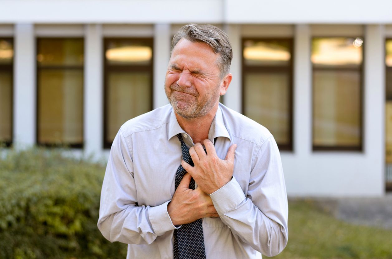 Piekący, silny ból w okolicach mostka może oznaczać zawał serca