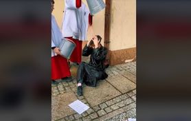 Śmigus-dyngus na plebanii. Takiego ataku ksiądz się nie spodziewał