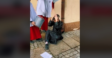 Śmigus-dyngus na plebanii. Takiego ataku ksiądz się nie spodziewał