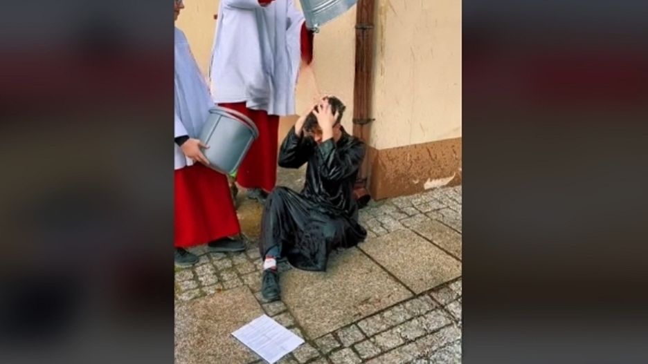 Śmigus-dyngus na plebanii. Takiego ataku ksiądz z pewnością się nie spodziewał