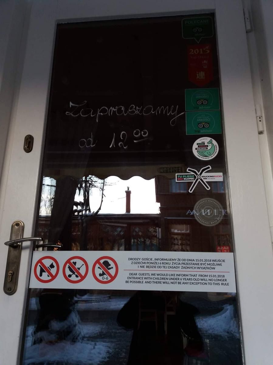 Naklejka na drzwiach informuje, że nie ma możliwości wejścia do restauracji z dzieckiem poniżej 6 roku życia. 