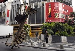 Właściciel skupu złomu kupił schody z Wieży Eiffla