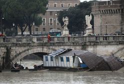 Wysadzono fragmenty barki pod mostem św. Anioła