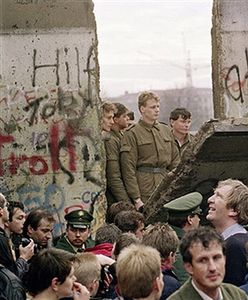 Wałęsa przewróci "mur berliński"