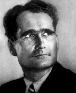 Ekshumacja zastępcy Hitlera - ciało spalą i wrzucą do morza