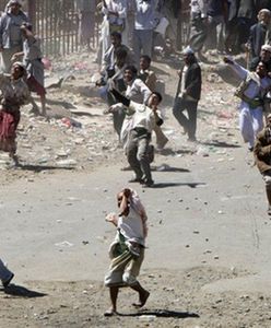 Biją pałkami i kamieniami - 25 rannych, wojsko na ulicach