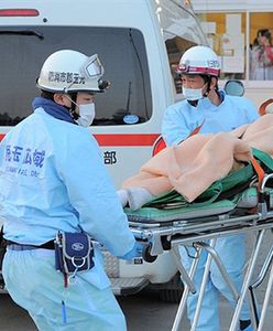 Sensacja w Japonii: dwie osoby żywe pod gruzami