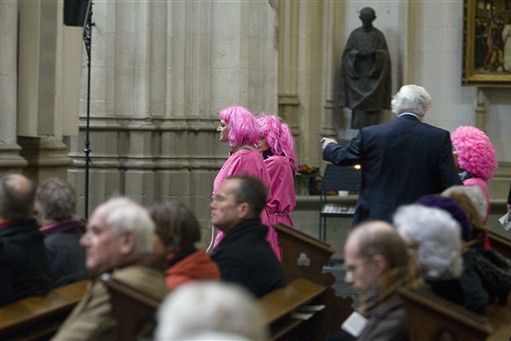 Krzyki i śpiewy podczas mszy - geje protestowali w kościele
