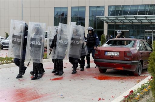 Na ochronę negocjatora poleciały kamienie i farba