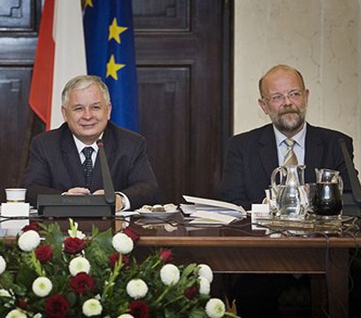 L.Kaczyński powie w Brukseli o euro, ale nie skomentuje