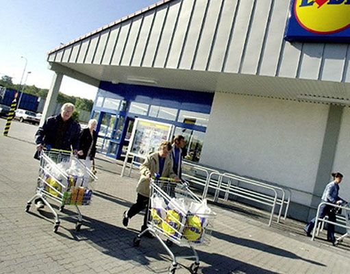 Szwecja w szoku: sieć sklepów truła bezdomnych?