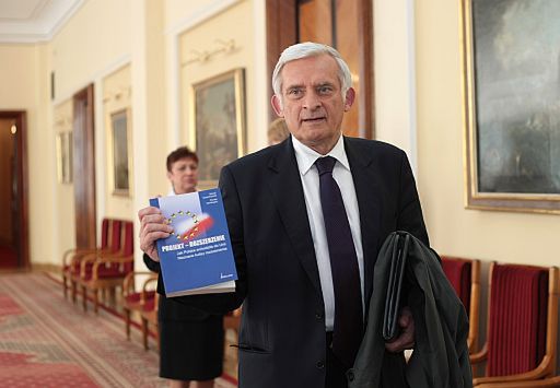 Rząd nie wycofuje poparcia dla Buzka