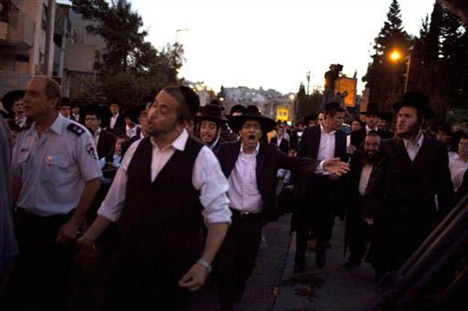 Ortodoksyjni Żydzi protestują przeciwko otwarciu parkingu