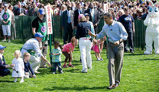 Obama wraz z małżonką toczył jaja przed Białym Domem