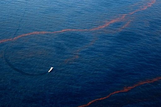 Plama ropy z zatopionej platformy dotarła do wybrzeża