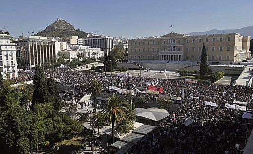 Wrze w Grecji - tysiące osób i zamieszki na ulicach Aten