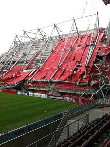 Runął dach stadionu - co najmniej 1 zabity, wielu rannych