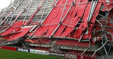 Runął dach stadionu - co najmniej 1 zabity, wielu rannych