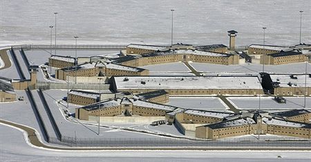 Rząd USA kupuje więzienie dla więźniów z Guantanamo