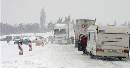 Cała Europa sparaliżowana; stoją pociągi i ciężarówki