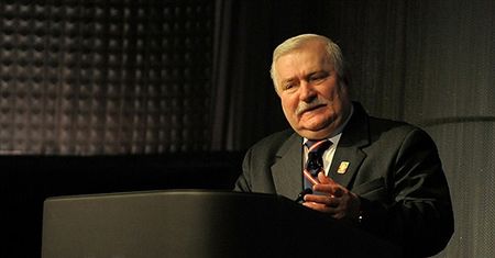 Wałęsa popiera posła PO: Marta Kaczyńska może kupić...