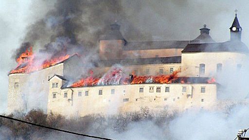 Pożar zamku Krasna Horka spowodowały romskie dzieci. Teraz muszą się ukrywać