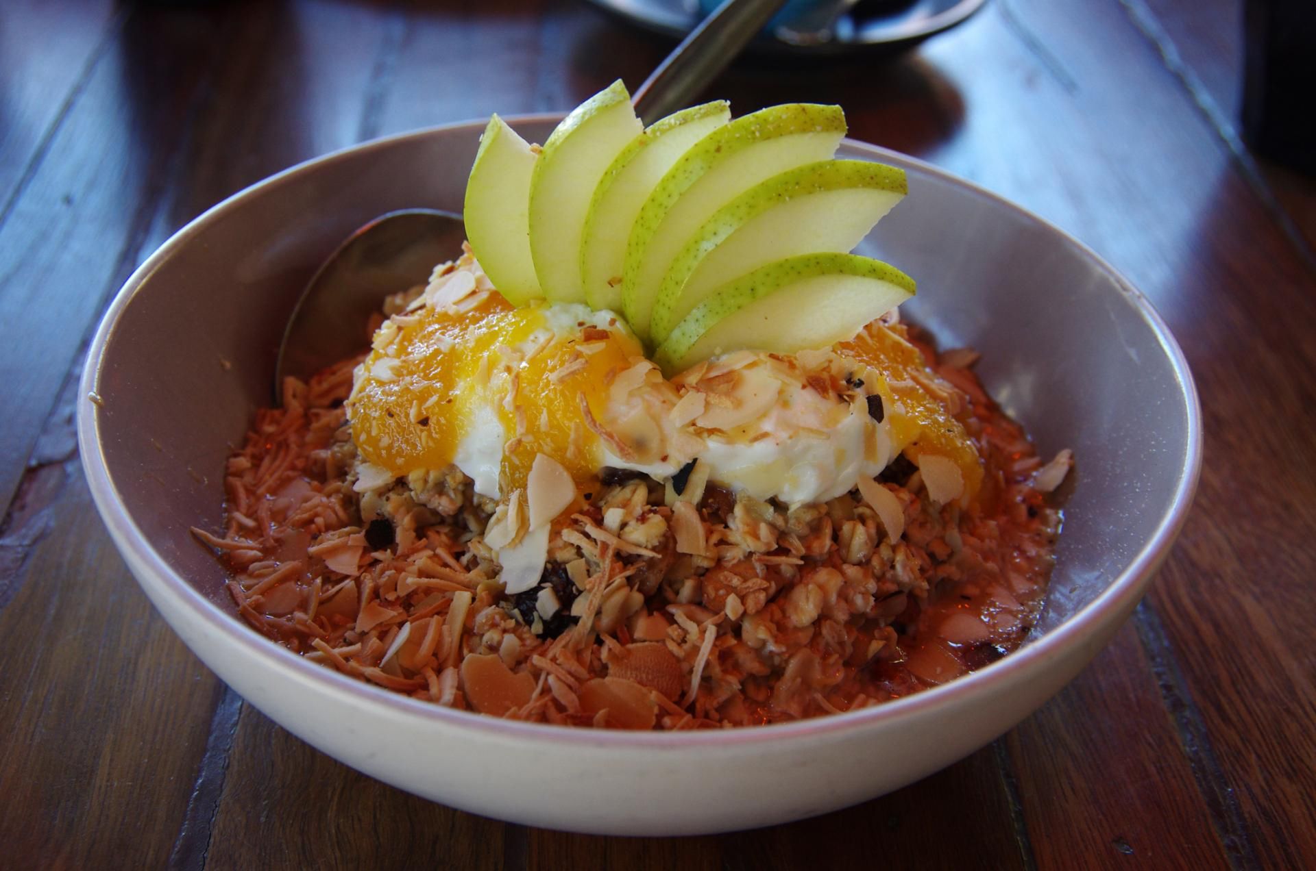 Do owsianki można dodać orzechy i jogurt, które są źródłem tłuszczów oraz białka