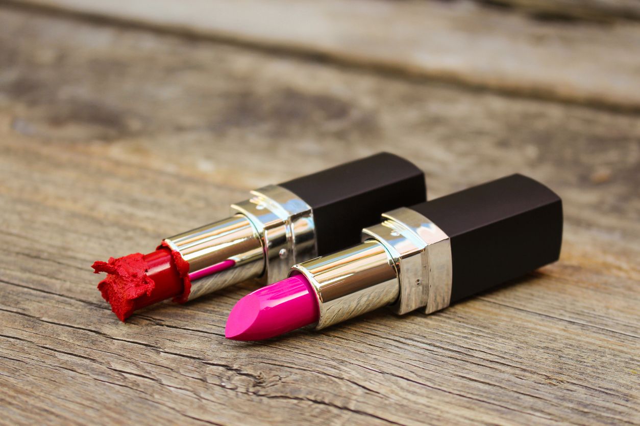 Kobiety zbyt często używają kosmetyków w kiepskim stanie