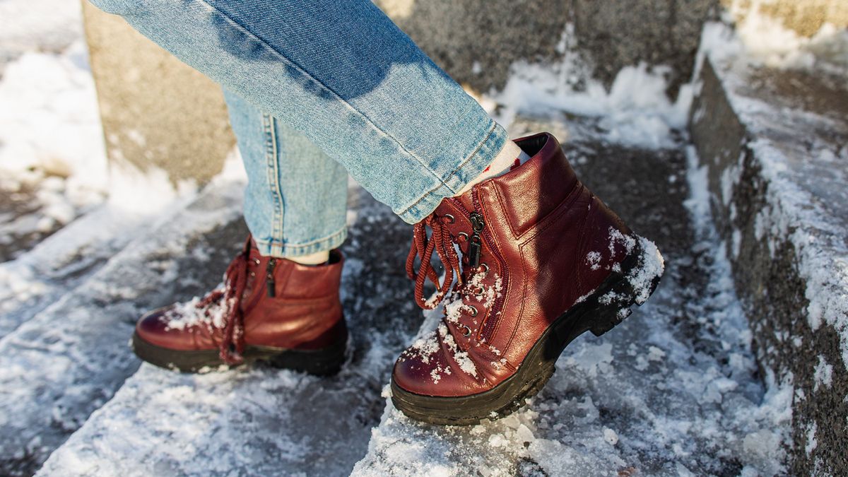 Na oblodzonym chodniku o upadek nie trudno