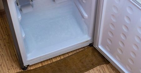 Woda gromadzi się w lodówce? Prosty trik bez wzywania fachowca