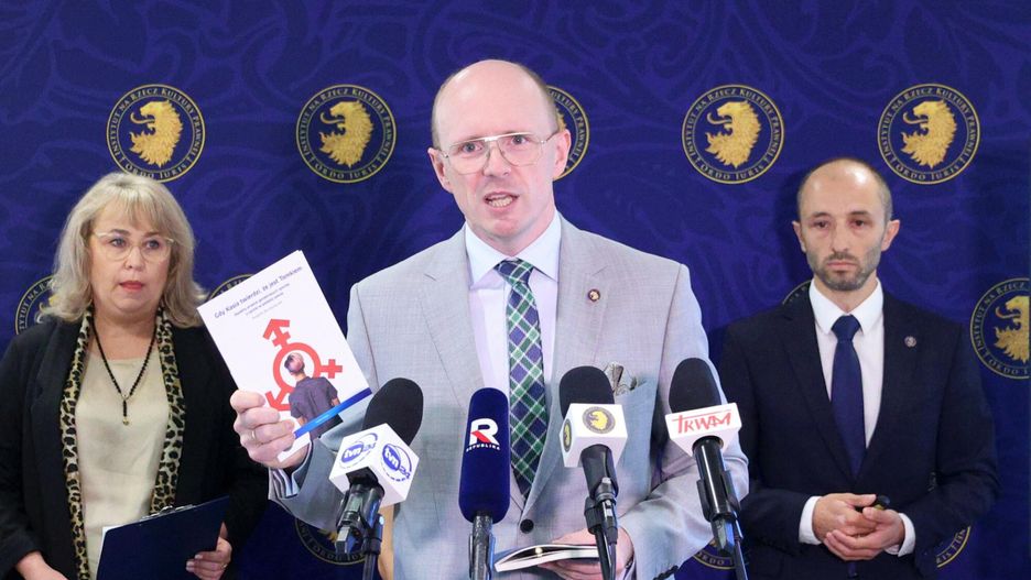 Ordo Iuris radzi jak się bronić przed transpłciowymi osobami. Powstał poradnik dla nauczycieli