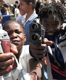 Dzieci bawią się bronią