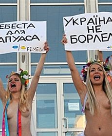 Znowu pokazały piersi