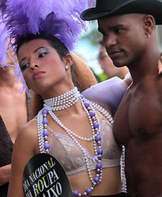 Paradują w samej bieliźnie