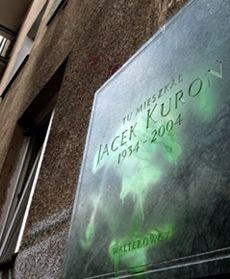 Zniszczyli pamiątkową tablicę