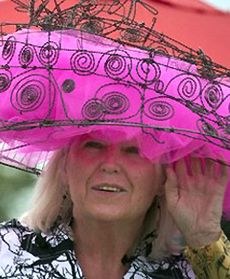 Nie pokazuj się tam bez kapelusza!