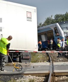 Wypadek tira na przejeździe kolejowym