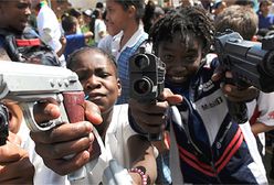 Dzieci bawią się bronią