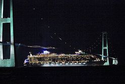 Statek przecisnął się pod mostem