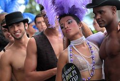 Paradują w samej bieliźnie