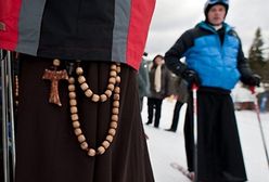 W sutannnie i na nartach