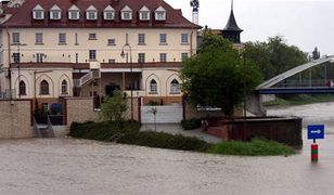 Próbują schronić się przed wodą