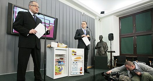 Przynieśli do sejmu... lodówkę