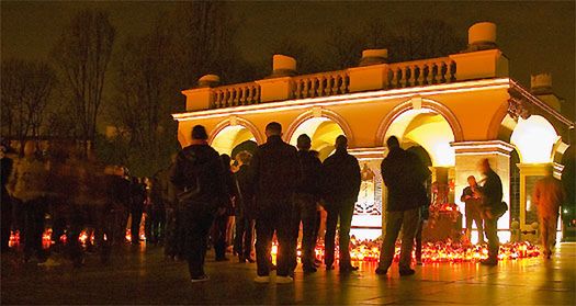 Polacy żyją tragedią spod Smoleńska