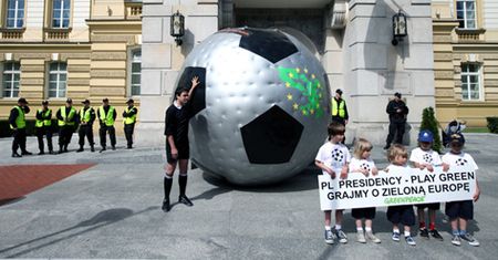 Gigantyczna piłka dla polskiego rządu