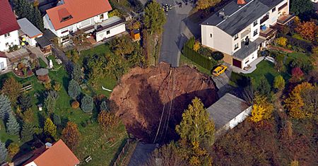 Krater pośrodku osiedla